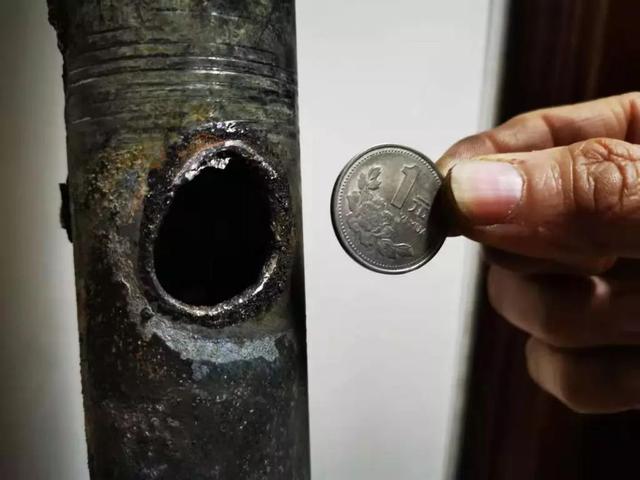 「中国青年网」燃气管道惊现多个神秘洞眼，大量天然气泄露！“洞眼”竟成难解之谜……