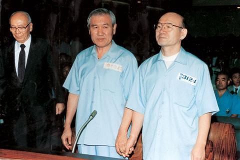 【海外网】韩国前总统全斗焕跪像被竖在广场 大叔大妈用脚踹
