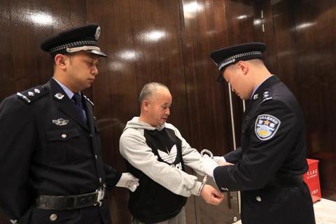 海外网@外逃职务犯罪嫌疑人项亨达被强制遣返