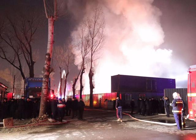 #北京日报客户端#北京朝阳一库房大火已扑灭，无人员被困伤亡