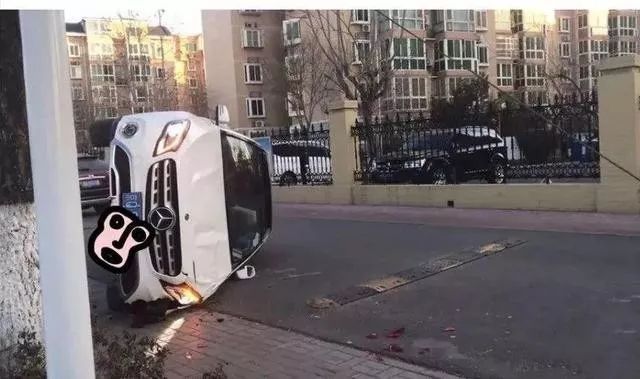 [北京交通广播]太悬了！北京一奔驰平地“栽跟头”，竟是被Ta剐翻的？！