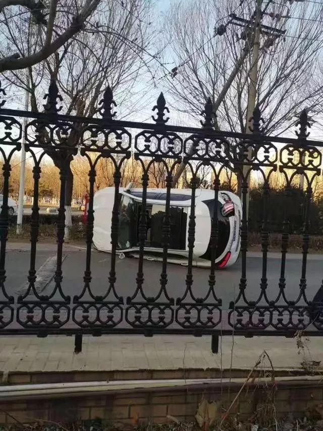 [北京交通广播]太悬了！北京一奔驰平地“栽跟头”，竟是被Ta剐翻的？！