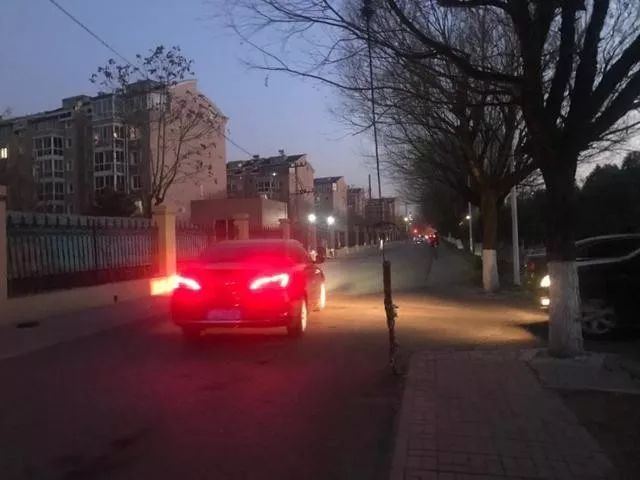 [北京交通广播]太悬了！北京一奔驰平地“栽跟头”，竟是被Ta剐翻的？！