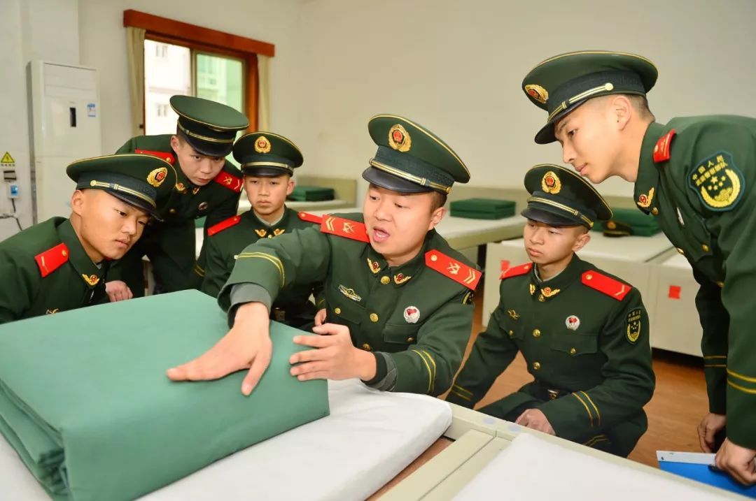 一名士官如何成为军政两栖教员