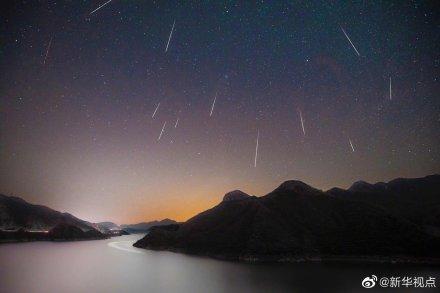 #北京日报客户端#流星“绽放”夜空 今晚一起来看流星雨(图)