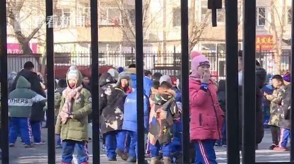 「中国经济网」老师微信告状，亲爸抡起了巴掌，还拍下视频发到群里