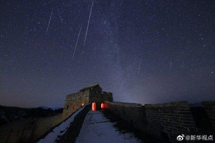 北京日报客户端@流星“绽放”夜空！今晚一起来看流星雨啊