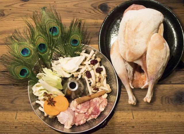 澎湃新闻：日本冲绳宫古岛“孔雀成灾”，不速之客成桌上美食