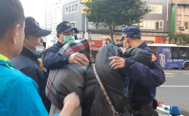 「看看新闻」男子在国民党部放炸弹 与警方对峙12小时后中枪被擒