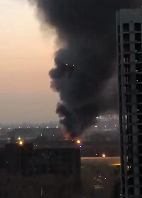 「北京日报客户端」北京东四环外有火情浓烟滚滚，消防已到场