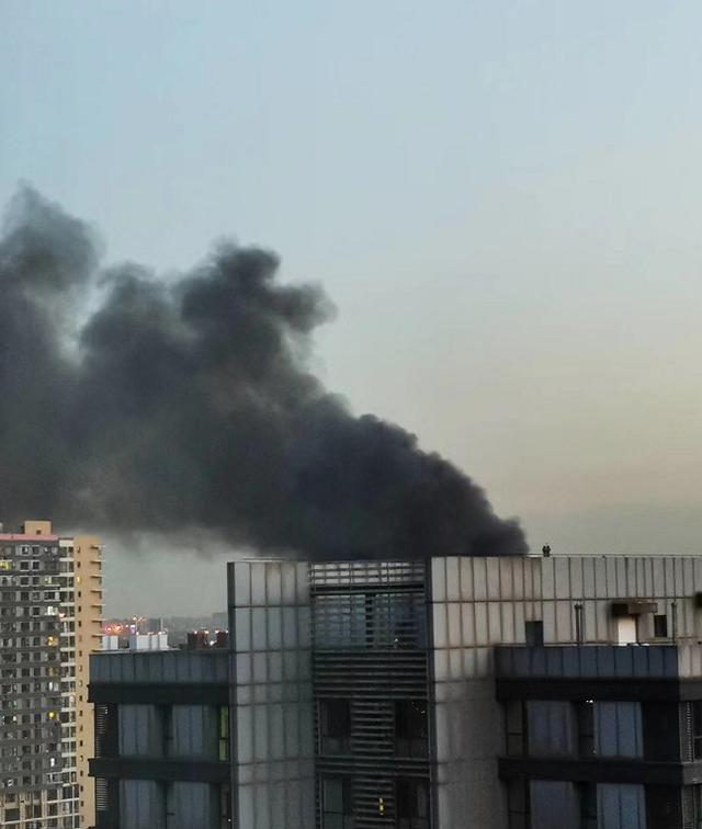 「北京日报客户端」北京东四环外有火情浓烟滚滚，消防已到场