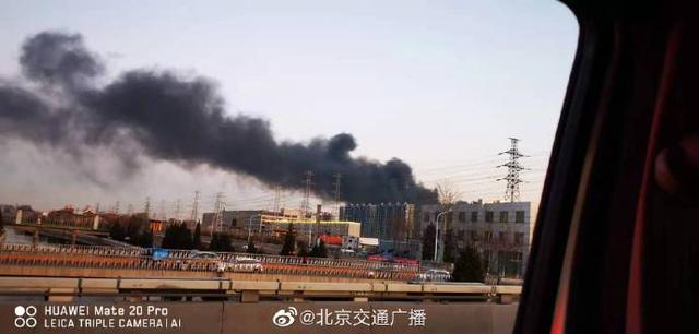 [中国经济网]北京朝阳王四营地区出现火情 消防已抵达现场