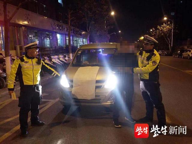 「中国青年网」急着给孩子送饭，糊涂老爸遮挡车牌闯单行线