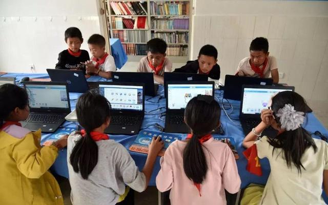 「新京报」库克呼吁从小学编程，“代码”将是智能时代入场券