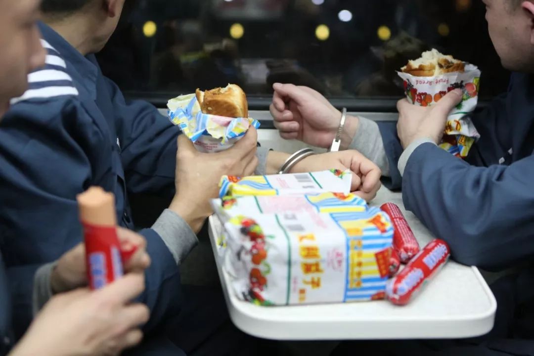 13小时火车硬座,押解近百名服刑人员…"遣送民警"的日常了解一下?