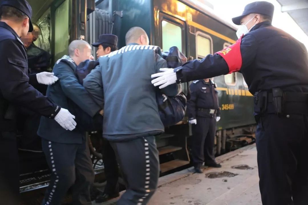 13小时火车硬座,押解近百名服刑人员…遣送民警的日常了解一下?