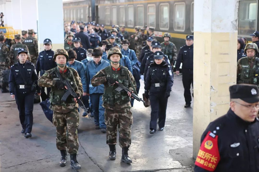 13小时火车硬座,押解近百名服刑人员…"遣送民警"的日常了解一下?