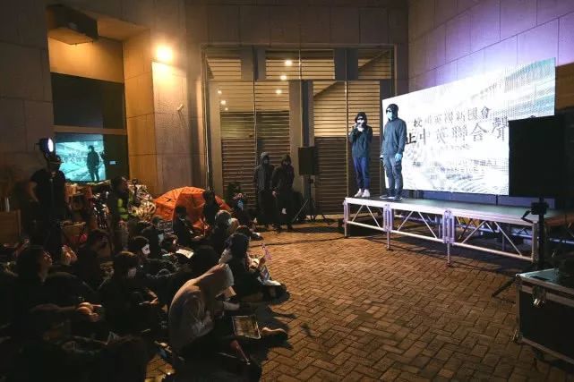 「环球网」丢脸！英国大选刚结束，有人到英驻港领馆前求“管治”......