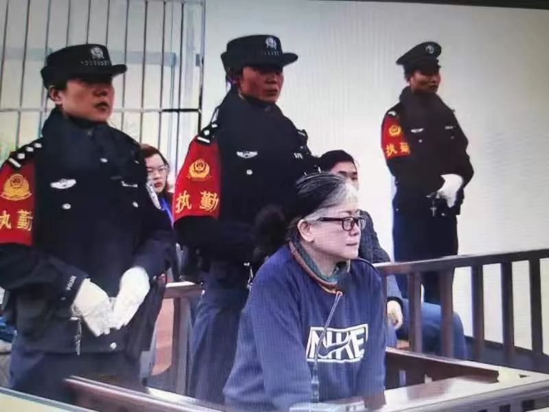 对四川王氏集团有限公司董事长王德彬以行贿罪,单位行贿罪判处有期