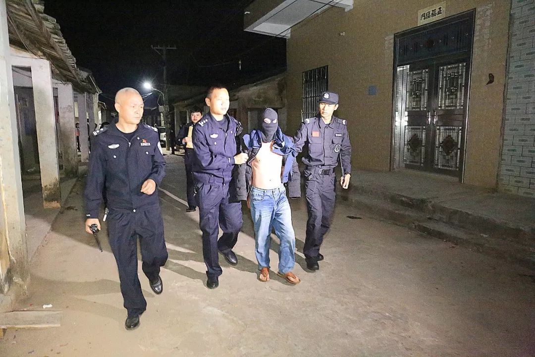 凌晨80多名警察突袭抓捕11人海南澄迈一村霸被团灭附视频