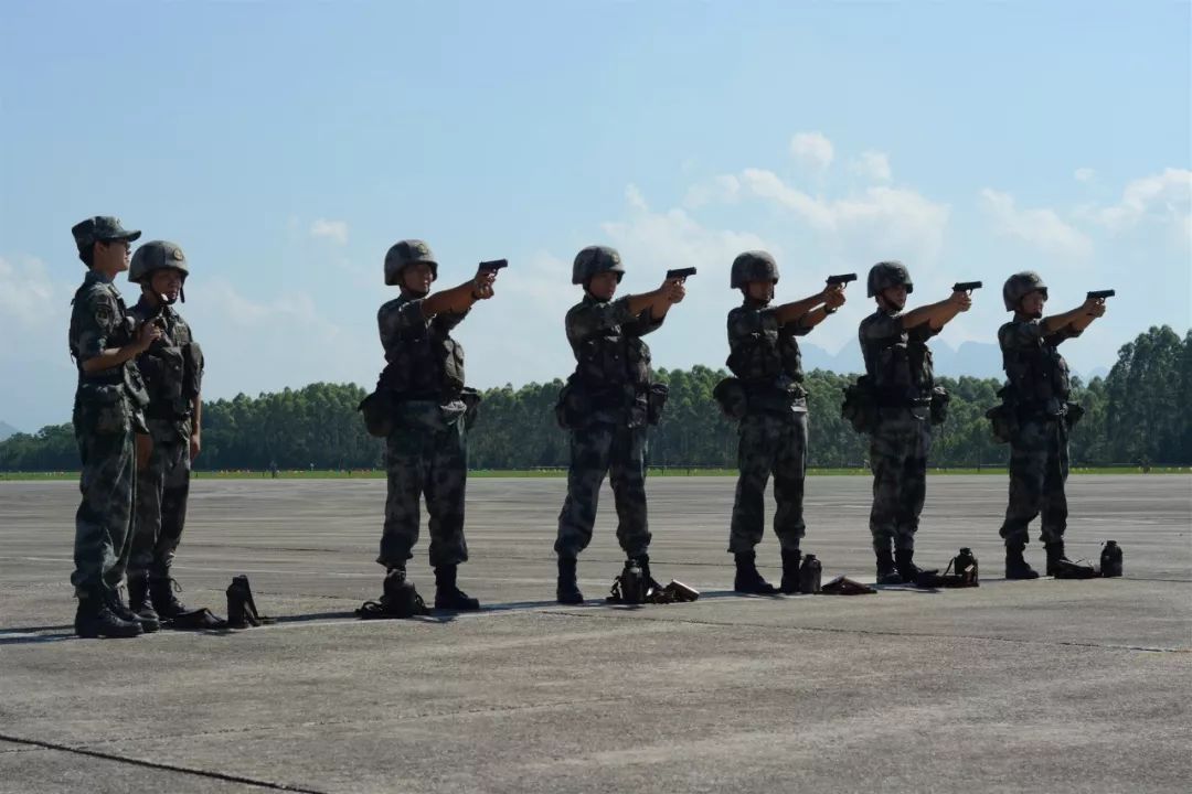 #军报记者#当女子导弹连遇上网络热词……真?硬核！