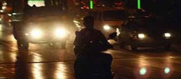 [上海交通广播]太危险！非机动车冬天夜间行车竟然不开车灯！