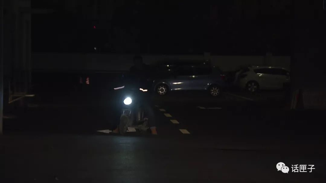 [上海交通广播]太危险！非机动车冬天夜间行车竟然不开车灯！