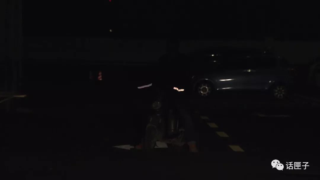 [上海交通广播]太危险！非机动车冬天夜间行车竟然不开车灯！