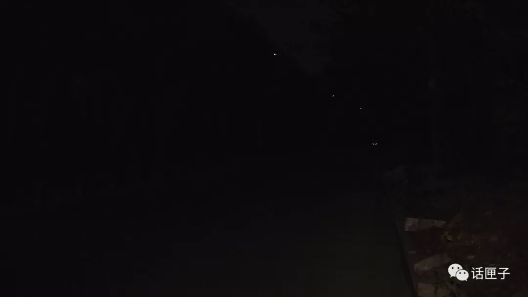 [上海交通广播]太危险！非机动车冬天夜间行车竟然不开车灯！