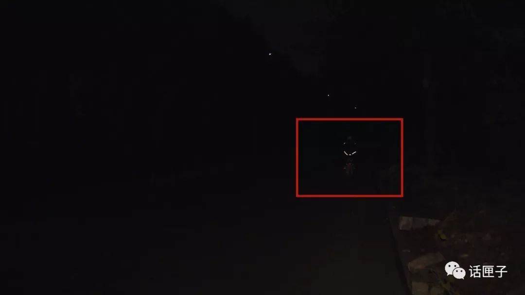 [上海交通广播]太危险！非机动车冬天夜间行车竟然不开车灯！