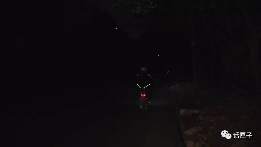 [上海交通广播]太危险！非机动车冬天夜间行车竟然不开车灯！