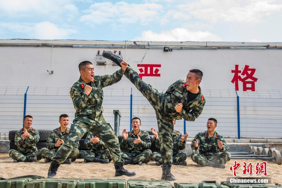 两名武警官兵在进行擒敌对抗训练. 余海洋 摄