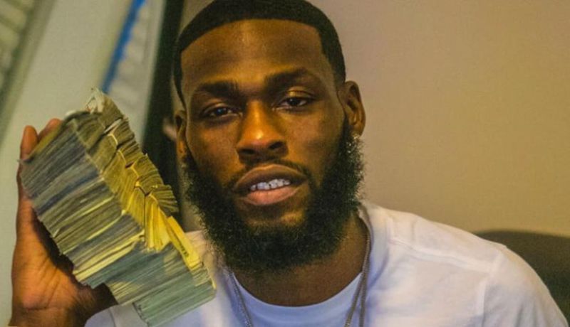 「环球网」美国银行职员“监守自盗”，还晒赃款照片后被抓了……