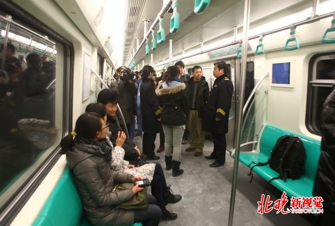 北京日报客户端■应对降雪，北京地铁4号线及大兴线14号线东段做好延长运营