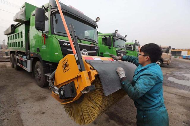 [北京日报客户端]扫雪铲冰准备就绪 5万余环卫人员备战降雪