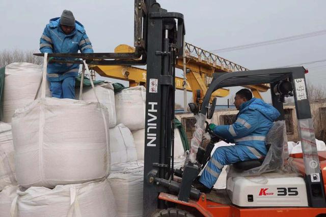 [北京日报客户端]扫雪铲冰准备就绪 5万余环卫人员备战降雪