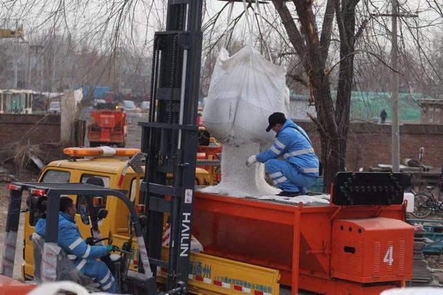 [北京日报客户端]扫雪铲冰准备就绪 5万余环卫人员备战降雪
