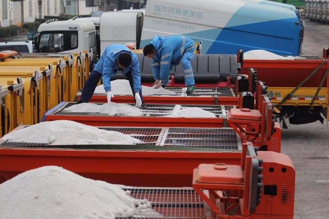 [北京日报客户端]扫雪铲冰准备就绪 5万余环卫人员备战降雪