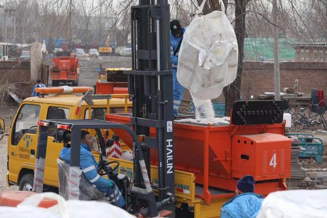 [北京日报客户端]扫雪铲冰准备就绪 5万余环卫人员备战降雪