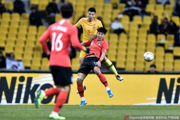 澎湃新闻@全场被压制！国足0比1不敌韩国，东亚杯迎来两连败