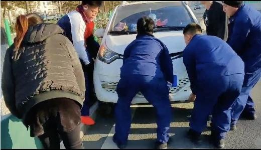 「北京日报客户端」开车看手机开上马路牙子 消防员抬车！一二三，走