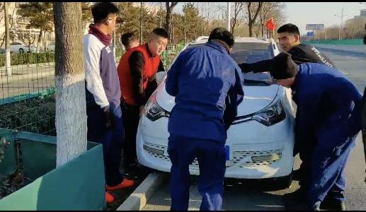 「北京日报客户端」开车看手机开上马路牙子 消防员抬车！一二三，走