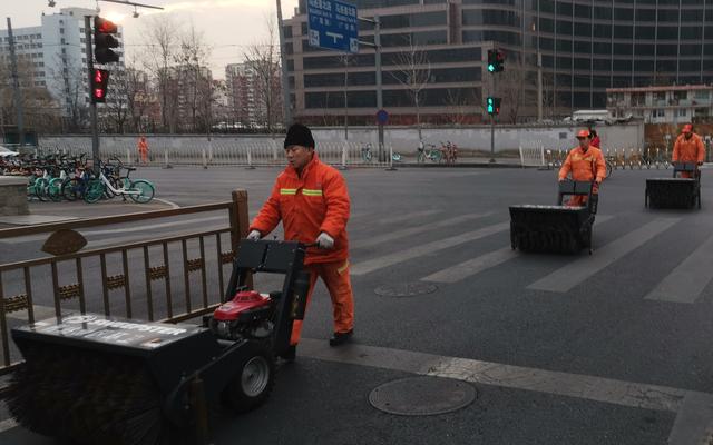 「新京报」应对雪情 北京西站地区将应用新型“环保融雪液”