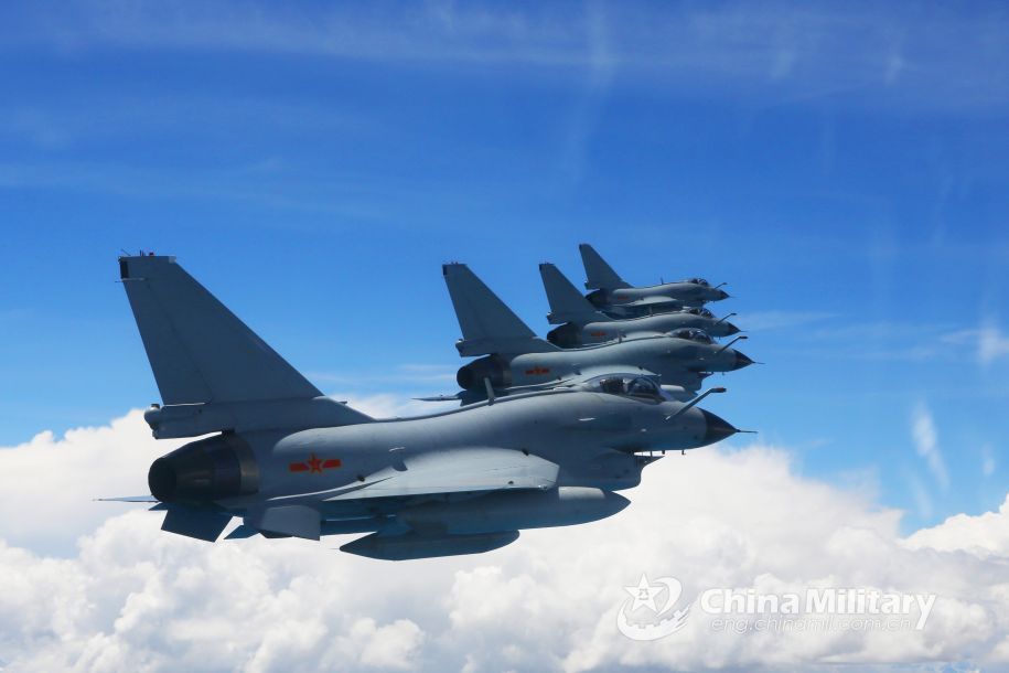 密集编队南部战区歼10训练全天候飞行