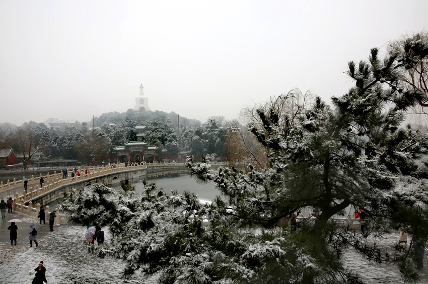 人民网-北京频道■京城第二场降雪如期而至 来北海公园感受“冬宫”