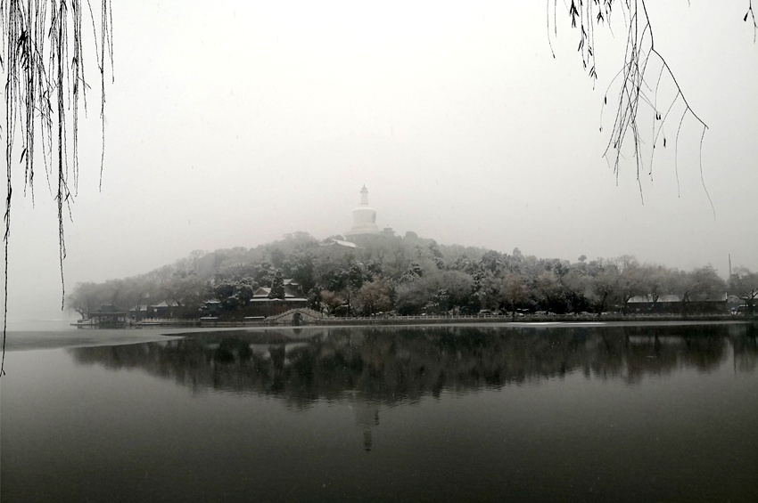 人民网-北京频道■京城第二场降雪如期而至 来北海公园感受“冬宫”