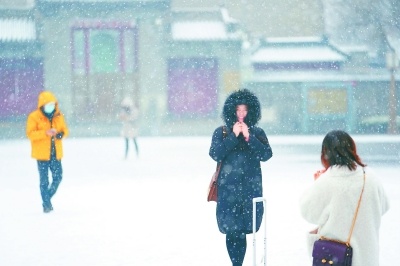 【北京晚报】北京市普降中雪:延庆四海雪量最大 公园迎来游人“打卡”