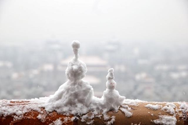 新京报：雪落京城景山公园成热门打卡地，有市民摸黑排队等开园