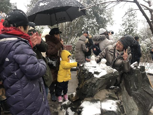 新京报：雪落京城景山公园成热门打卡地，有市民摸黑排队等开园