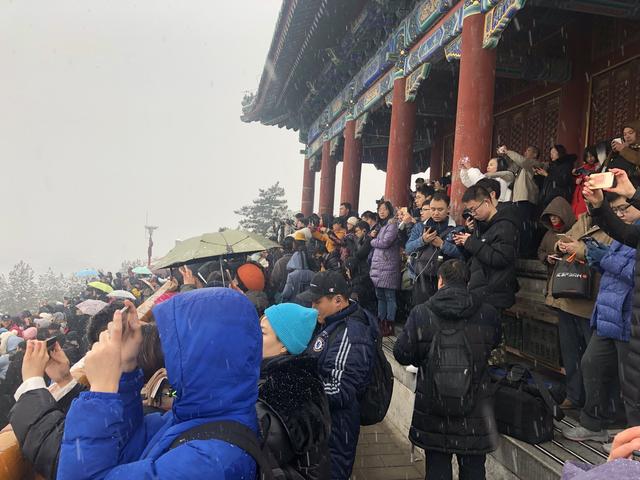 新京报：雪落京城景山公园成热门打卡地，有市民摸黑排队等开园